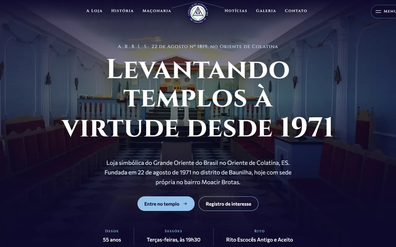 Site da Loja Maçônica 22 de Agosto com a foto do templo azul-celeste e o título Levantando templos à virtude desde 1971